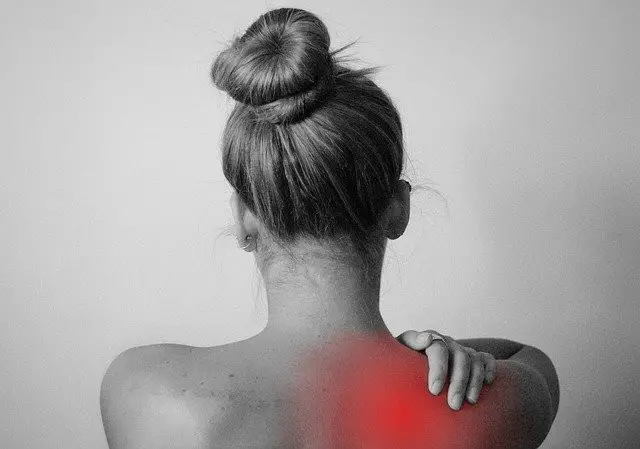 What to look for in an ergonomic office chair - naked womans back with shoulder pain inflammation
