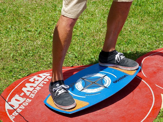 How to choose a balance board? - Man standing on roller board