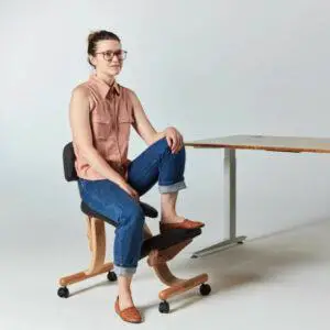 How to choose a kneeling chair? - Woman on Fully Balans Kneeling Chair