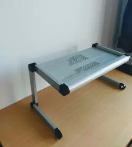 How To Choose A Laptop Desk? - Height adjustable laptop desk