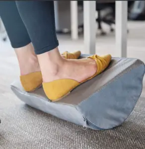 How To Choose A Footrest - Woman's feet on grey foam footrest